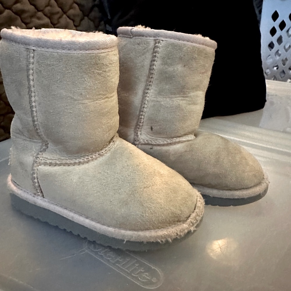 Ugg boot - Picture 2 of 4